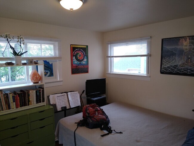 Building Photo - 831 Midland Ave