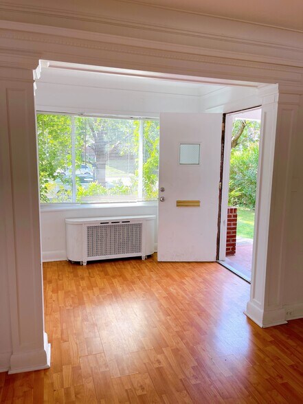 Building Photo - 5543 Beacon St