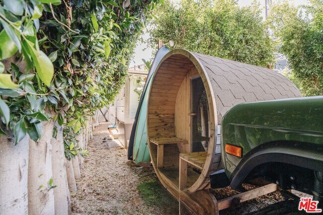 Building Photo - 1163 Nelrose Ave