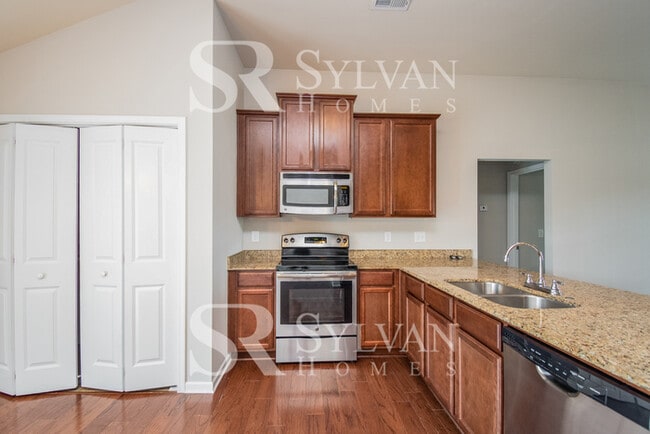 Building Photo - Spacious 3BR 2BA Home Awaits You!
