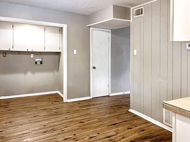 Building Photo - 8917 Tanya Dr
