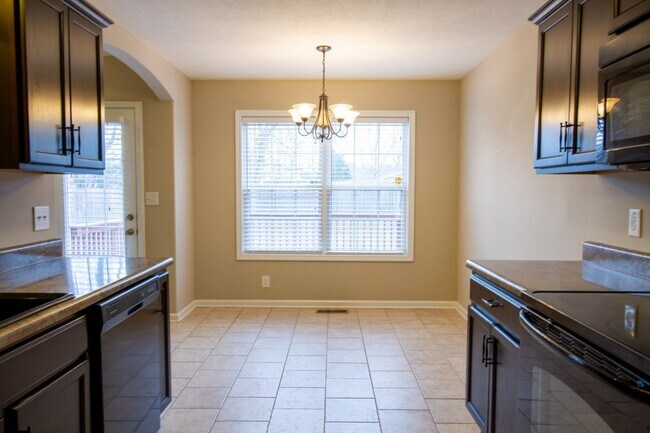 Building Photo - Fresh and Clean 3/2 with BONUS room and fenced yard.  Go.