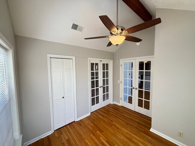 Building Photo - Cherry Hill condo, highly desired!