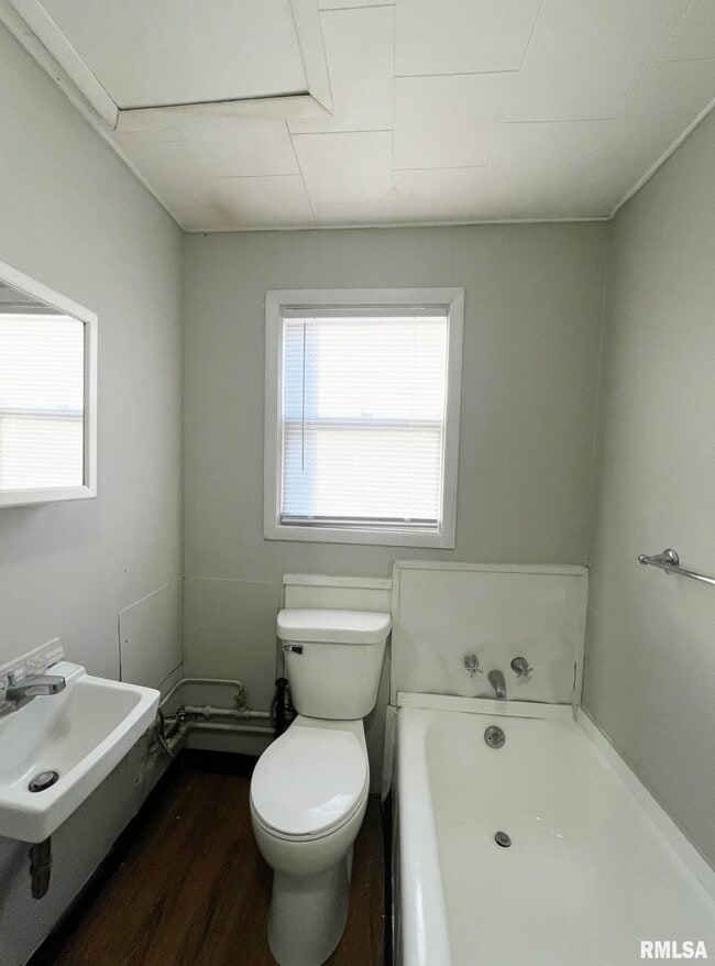 Building Photo - 1411 E Crestwood Dr