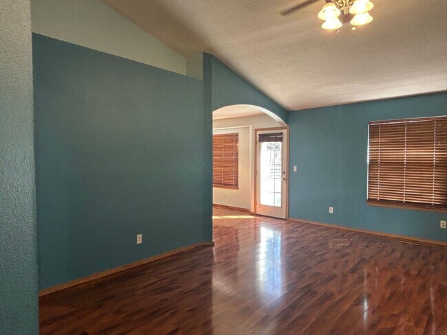 Building Photo - Beautiful 3 bedroom home - Clever, MO