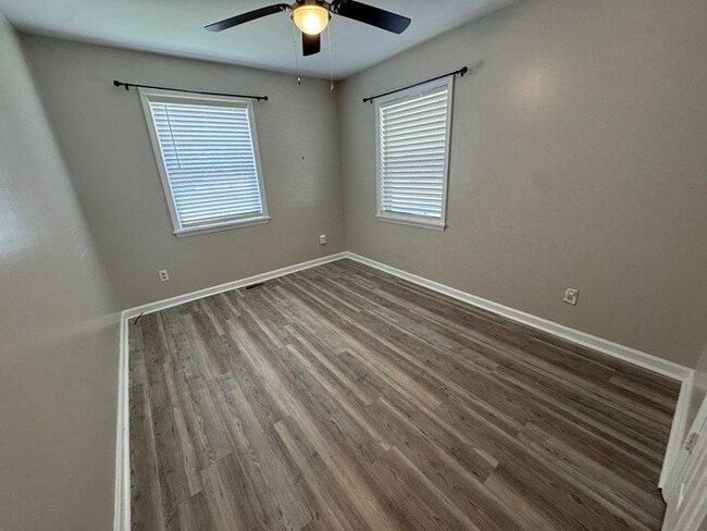 Building Photo - Adorable 3 bed 2 Bath SFH! Big Back yard a...
