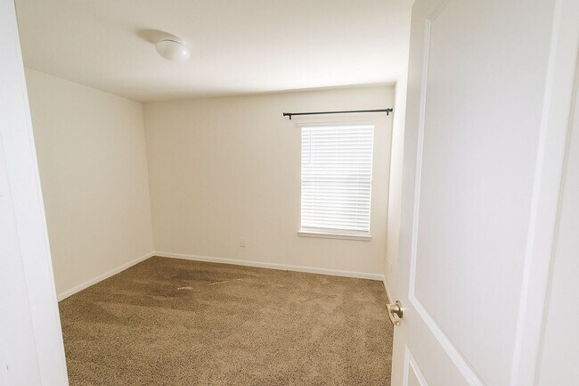 Building Photo - Beautiful 3-Bedroom Modern Home with Cover...