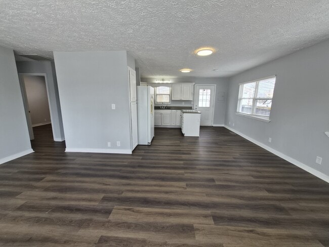 Building Photo - 484 Carol Dr