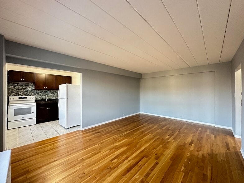 Building Photo - 1360 W Touhy Ave
