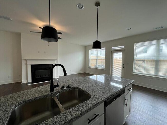 Building Photo - 3 bedroom Townhome in Auburn