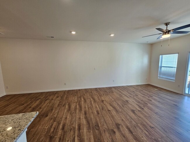 Building Photo - Like New Town Home in Kellerton Place, Monroe!