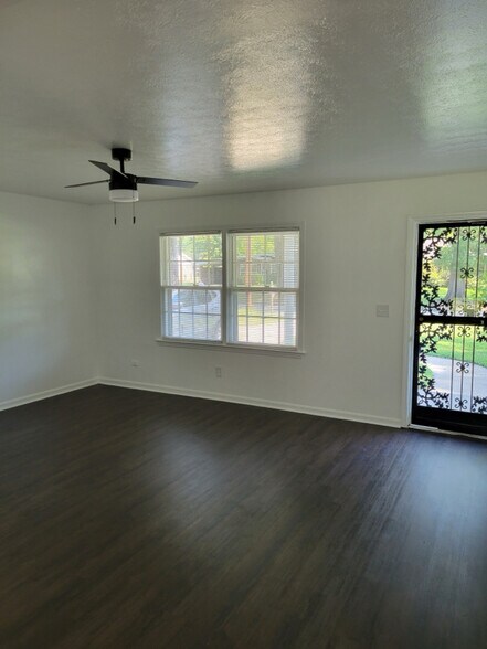 Building Photo - 2952 Peyton Dr