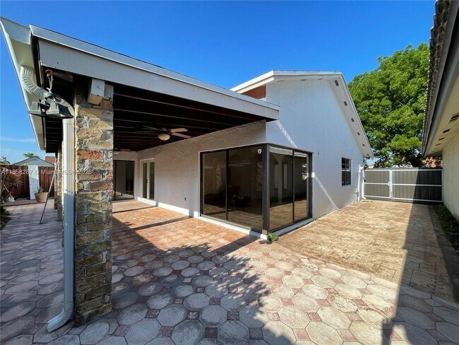 Building Photo - 631 SW 99th Pl