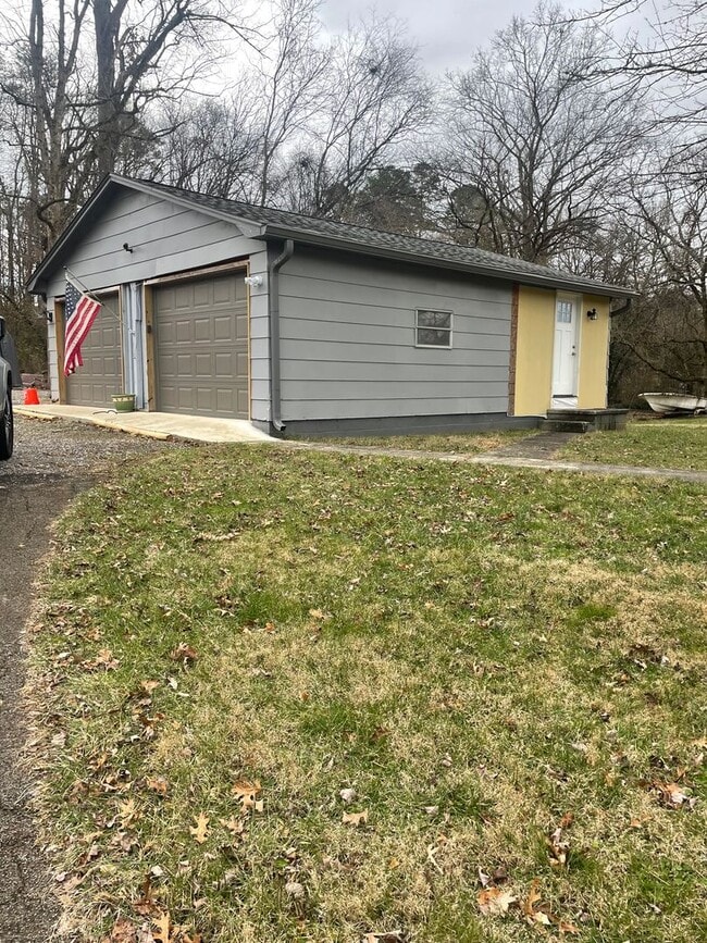 Building Photo - Knoxville 37914 - Adorable 2 bedroom, 1 bath home - Contact Lisa Vineyard and Shannon Russell (86...