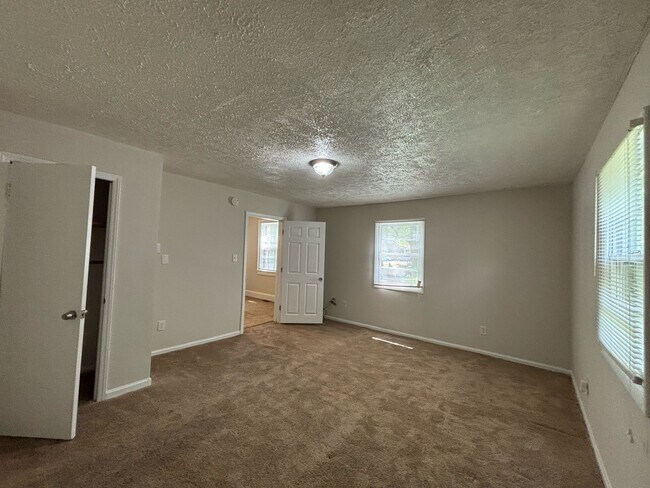 Building Photo - 282 Windsor Dr