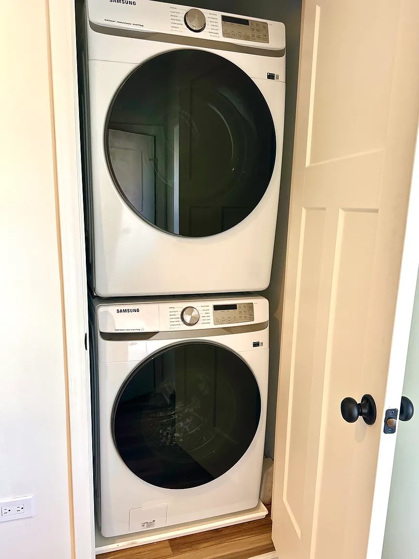 Brand New Washer/ Dryer In Unit - 11019 E Woodstock St