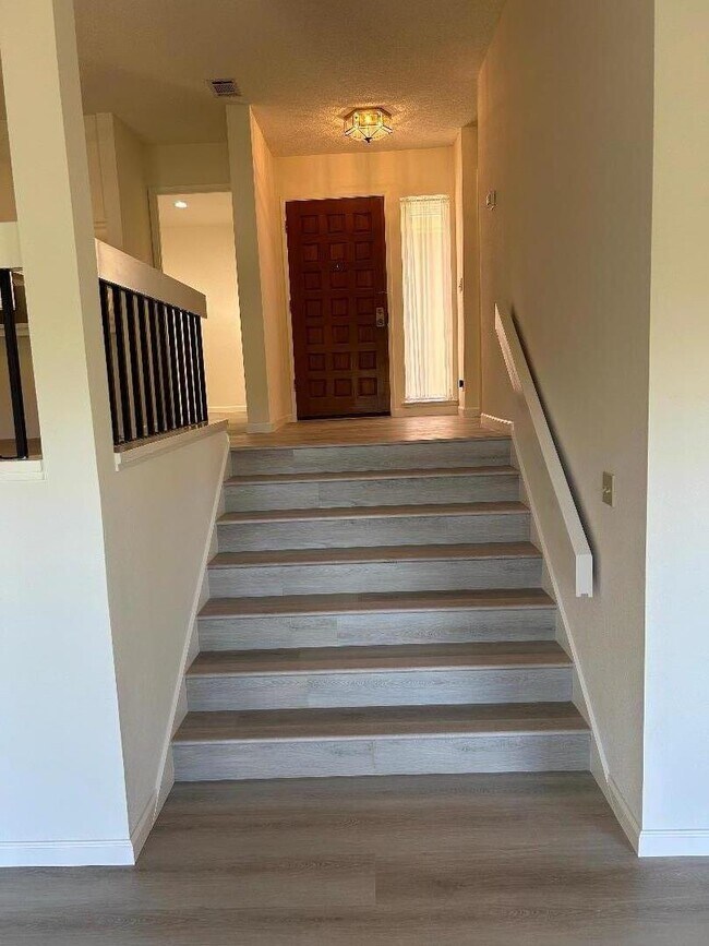 Building Photo - 10 Pyrola Ln
