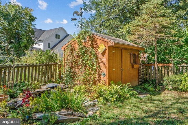 Building Photo - 5929 Avon Dr