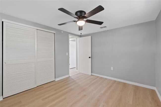 Building Photo - 4430 Shoreline Dr