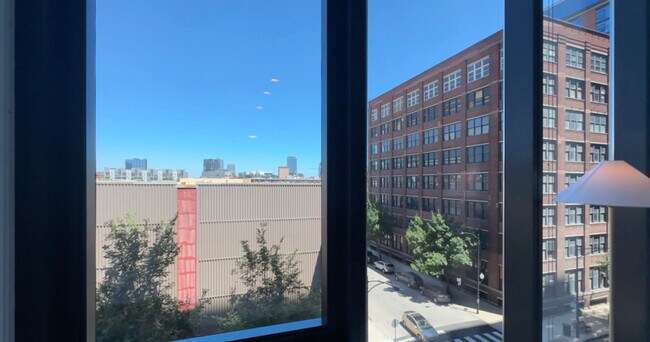 Building Photo - 1128 W Van Buren St