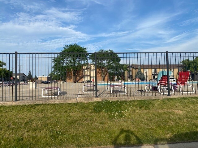 Building Photo - 8880 Golf Rd