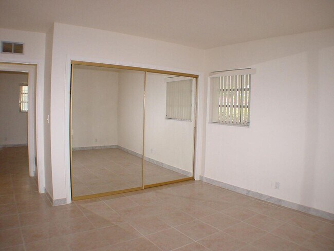 Building Photo - 590 NE Wavecrest Way