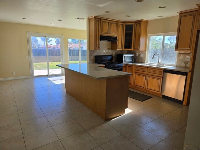 Building Photo - Close to Cal State