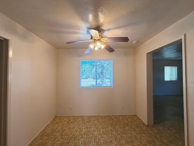 Building Photo - Country Style Living in Bakersfield