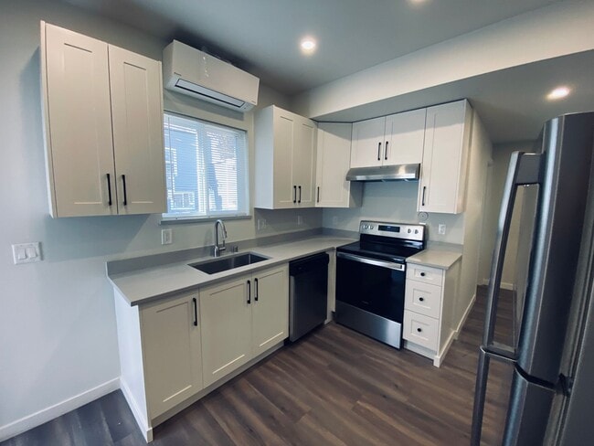 Building Photo - Newly Renovated Everett Apartment