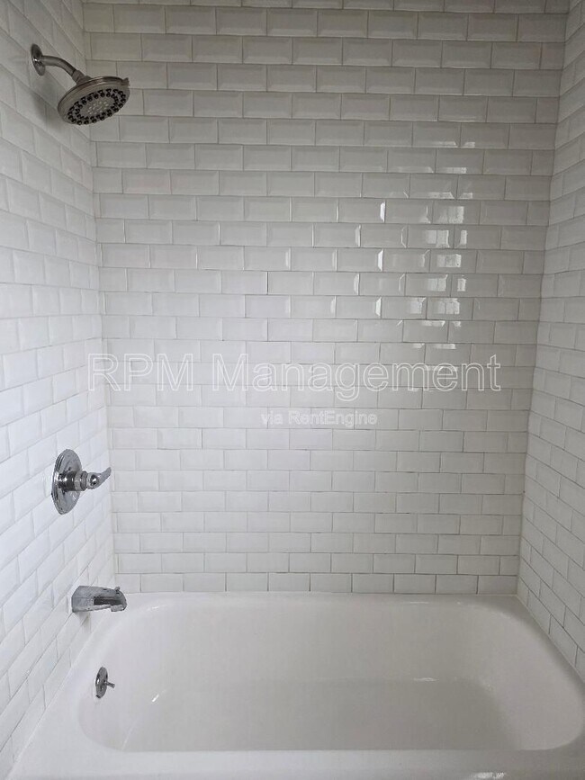Building Photo - 1909 Beachwood Dr