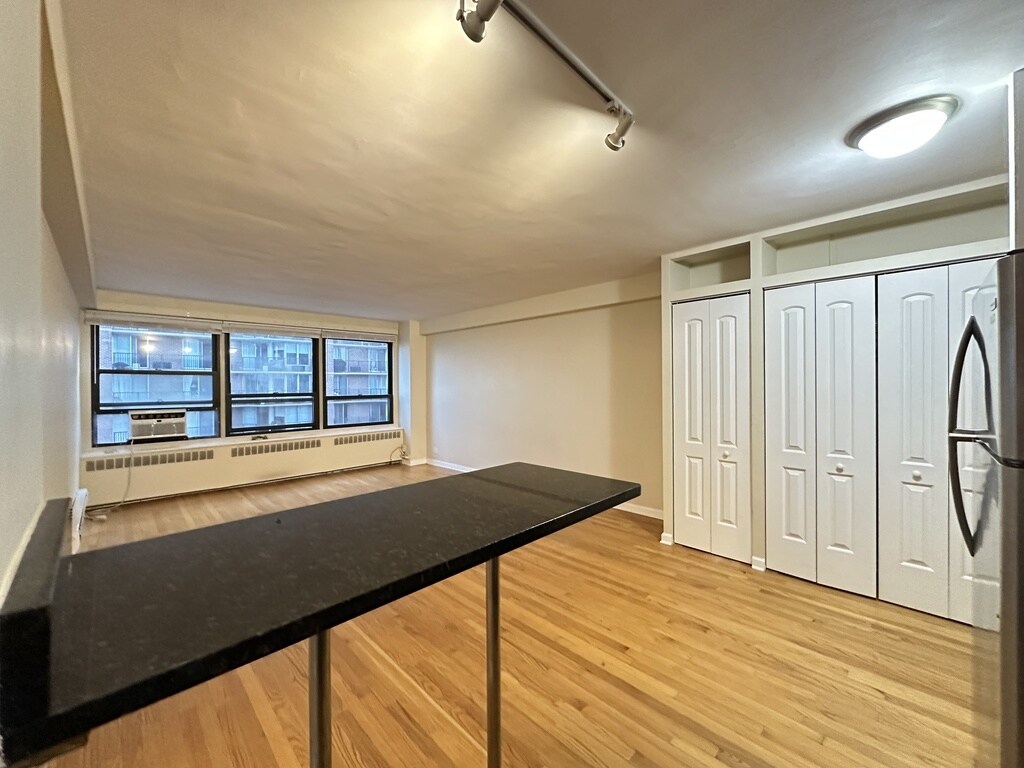 Building Photo - 4180 N Marine Dr