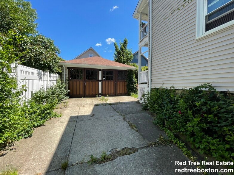 Building Photo - 62 Newport St