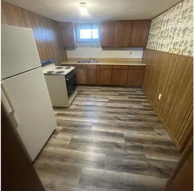 Building Photo - 4 Bed 2 Bath Split Level Home