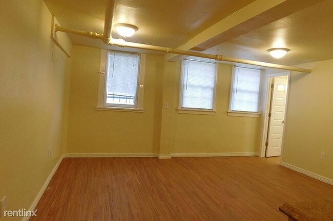 Building Photo - 1357 Cook St