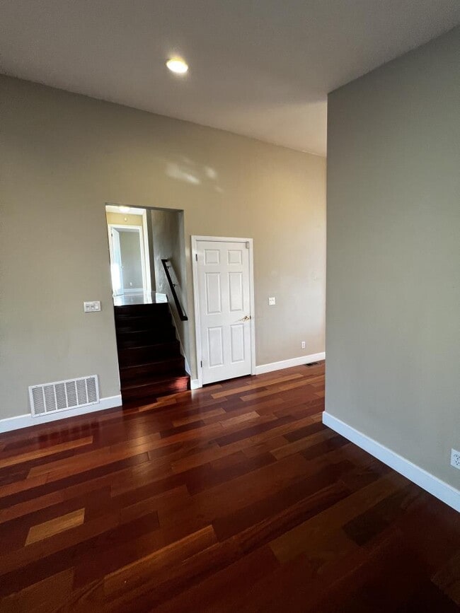 Building Photo - 419 Avalon Dr