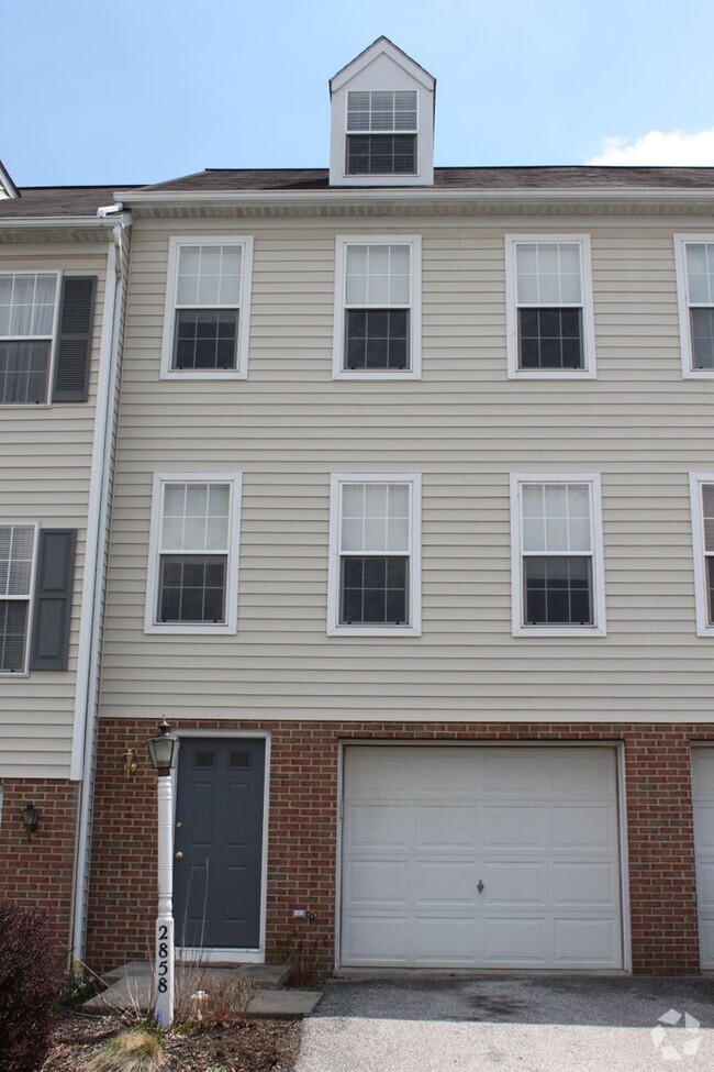 Building Photo - Town Home