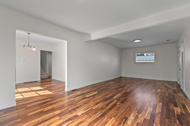 Building Photo - 4bd/2.75ba Seattle Home
