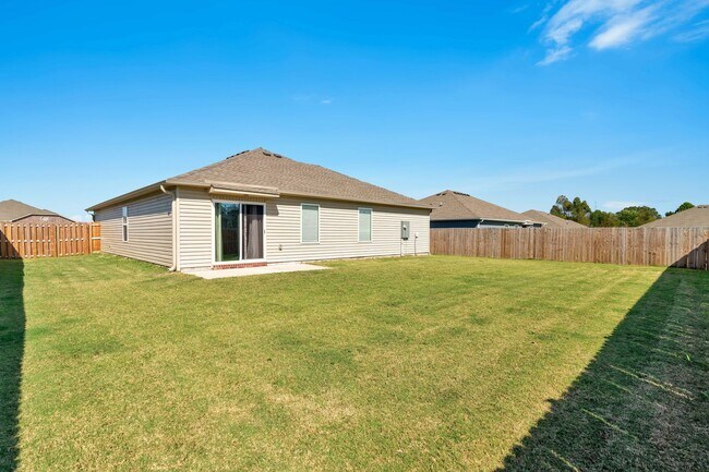 Building Photo - Spacious 3 bed, 2 bath in East Siloam Springs! Fenced yard, laundry included!