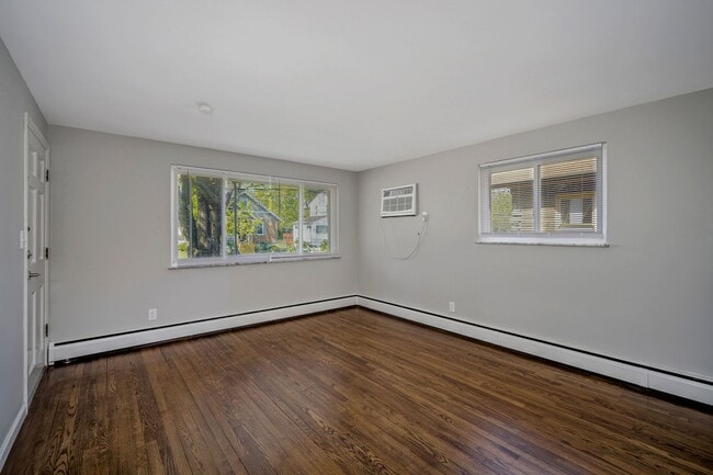 Building Photo - Webster Apartments - Newly Renovated 1 Bed...
