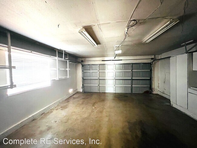 Building Photo - 4 br, 2.5 bath House - 16177 Barbee St