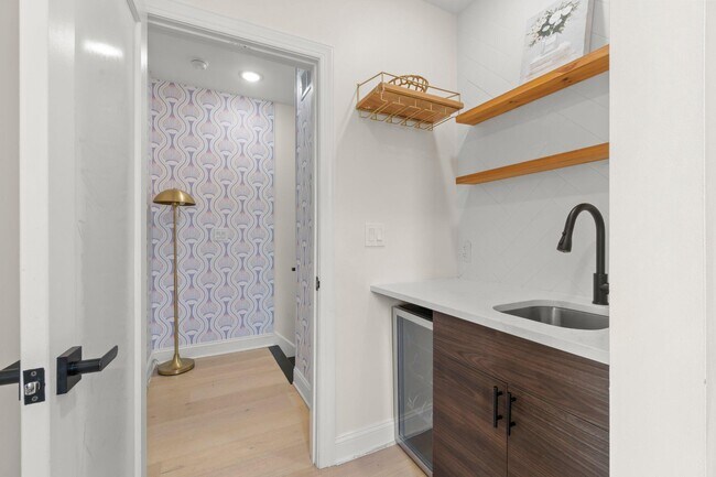 Building Photo - 426 Winona St