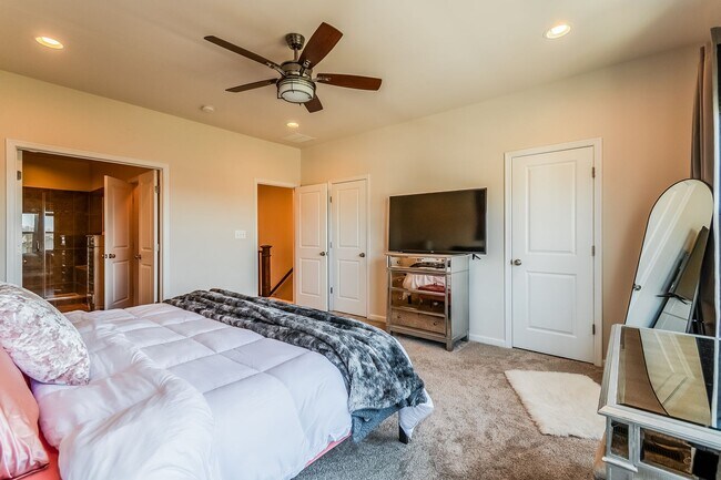 Building Photo - Stunning One Loudoun Townhome – 3BR / 3.5BA in Prime Ashburn Location – Available May 1