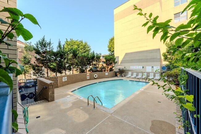 Building Photo - 170 Gore St