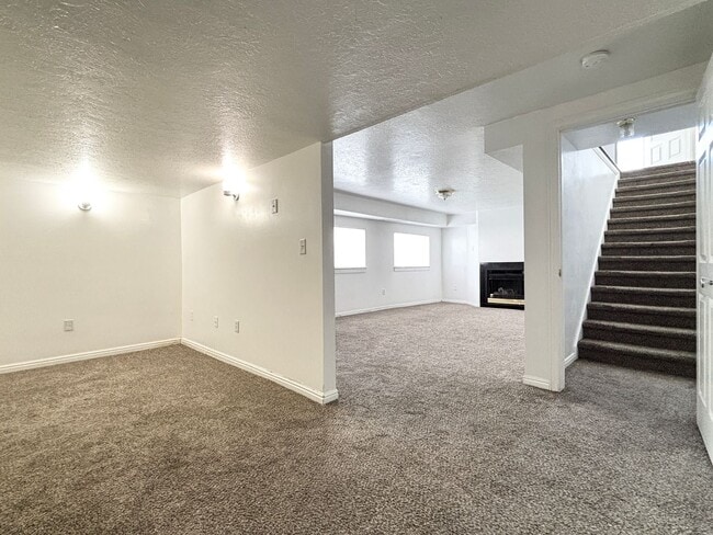 Building Photo - Bright & Spacious Rambler in Rose Park!