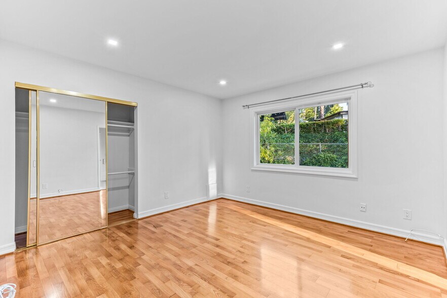 Building Photo - 4920 Tarzana Woods Dr