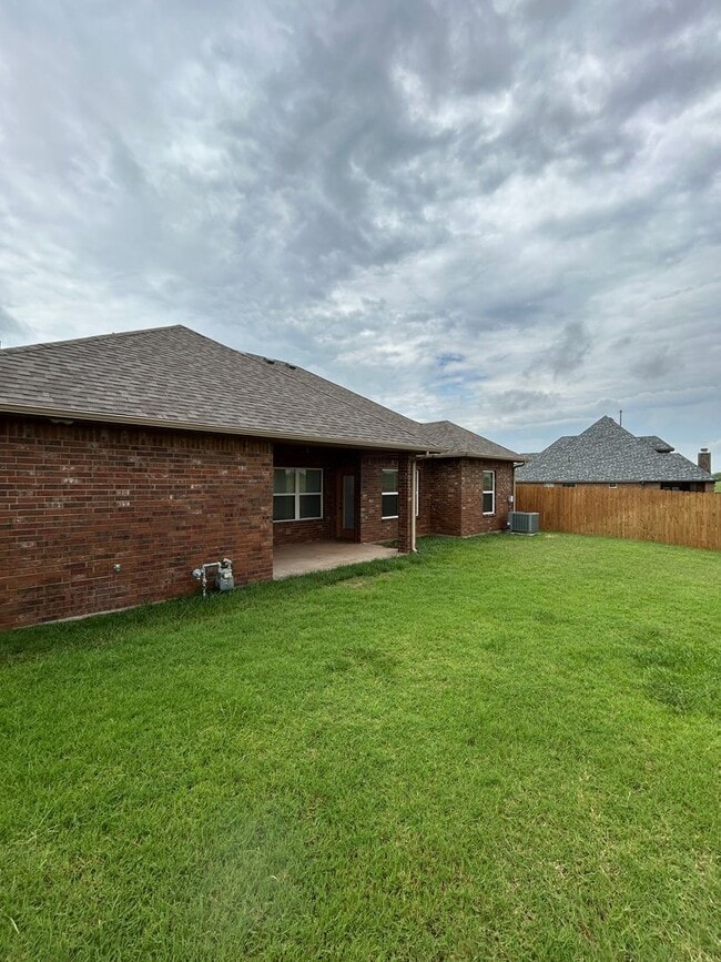 Building Photo - 4 bedroom, 2 bathroom NOW Available!