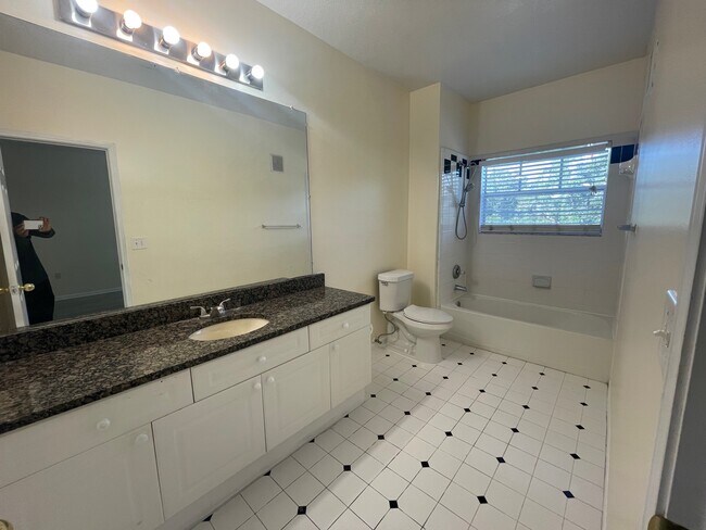 Building Photo - 601 Campus St