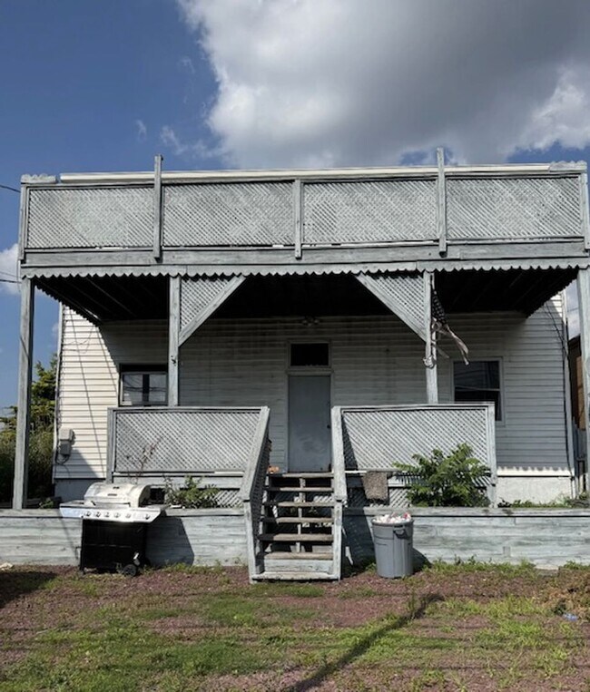 Building Photo - ?No Security Deposit?2 bedroom available in Kingston!