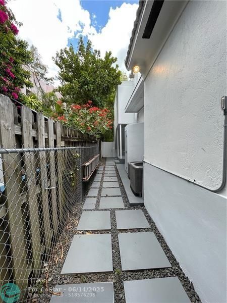 Building Photo - 2356 SW 16th Ave