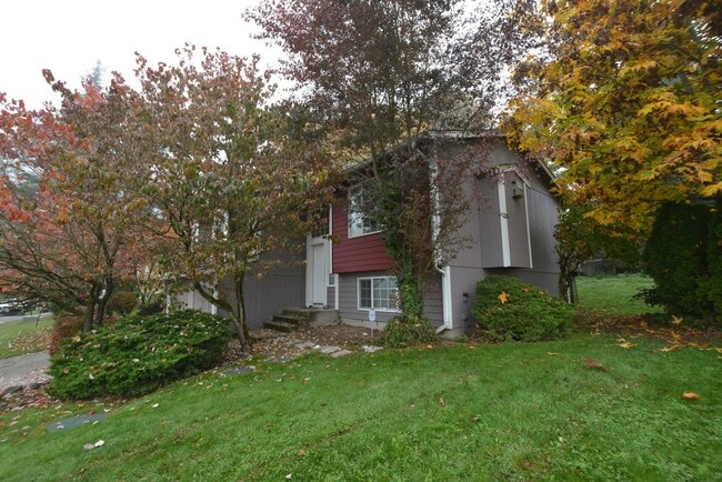 Building Photo - Charming, Clean Unit in Duplex*****COMING SOON***